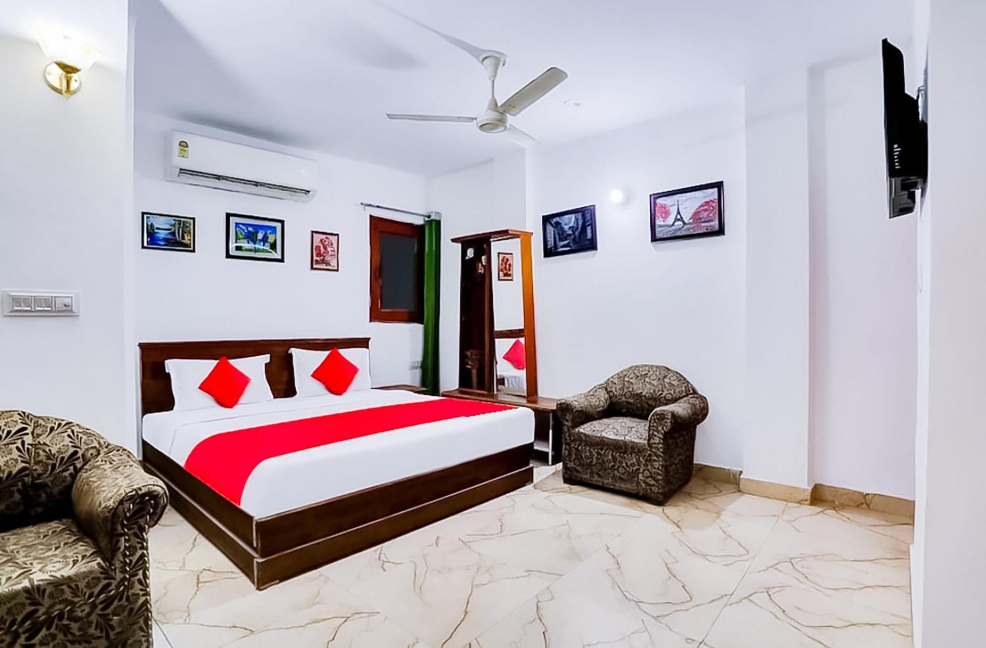 Lake View In Hauz Khas 3*