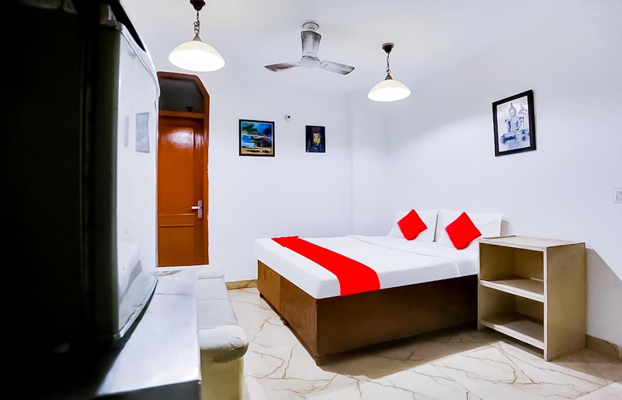 Lake View In Hauz Khas Hotel