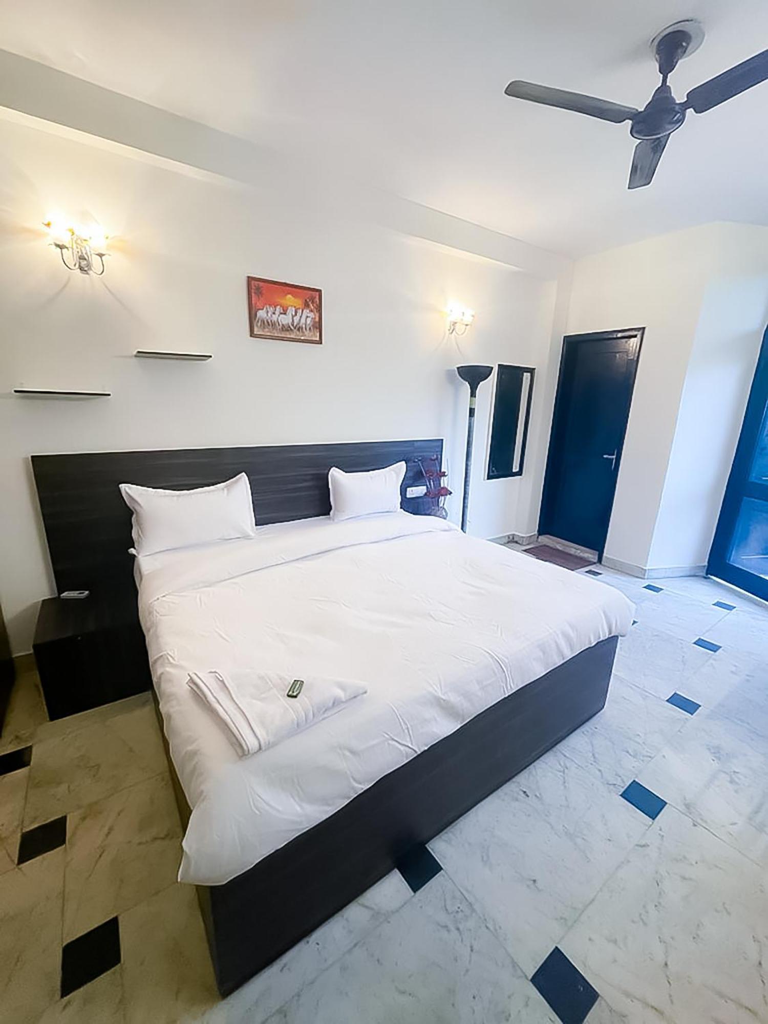Hotel Lake View In Hauz Khas New Delhi