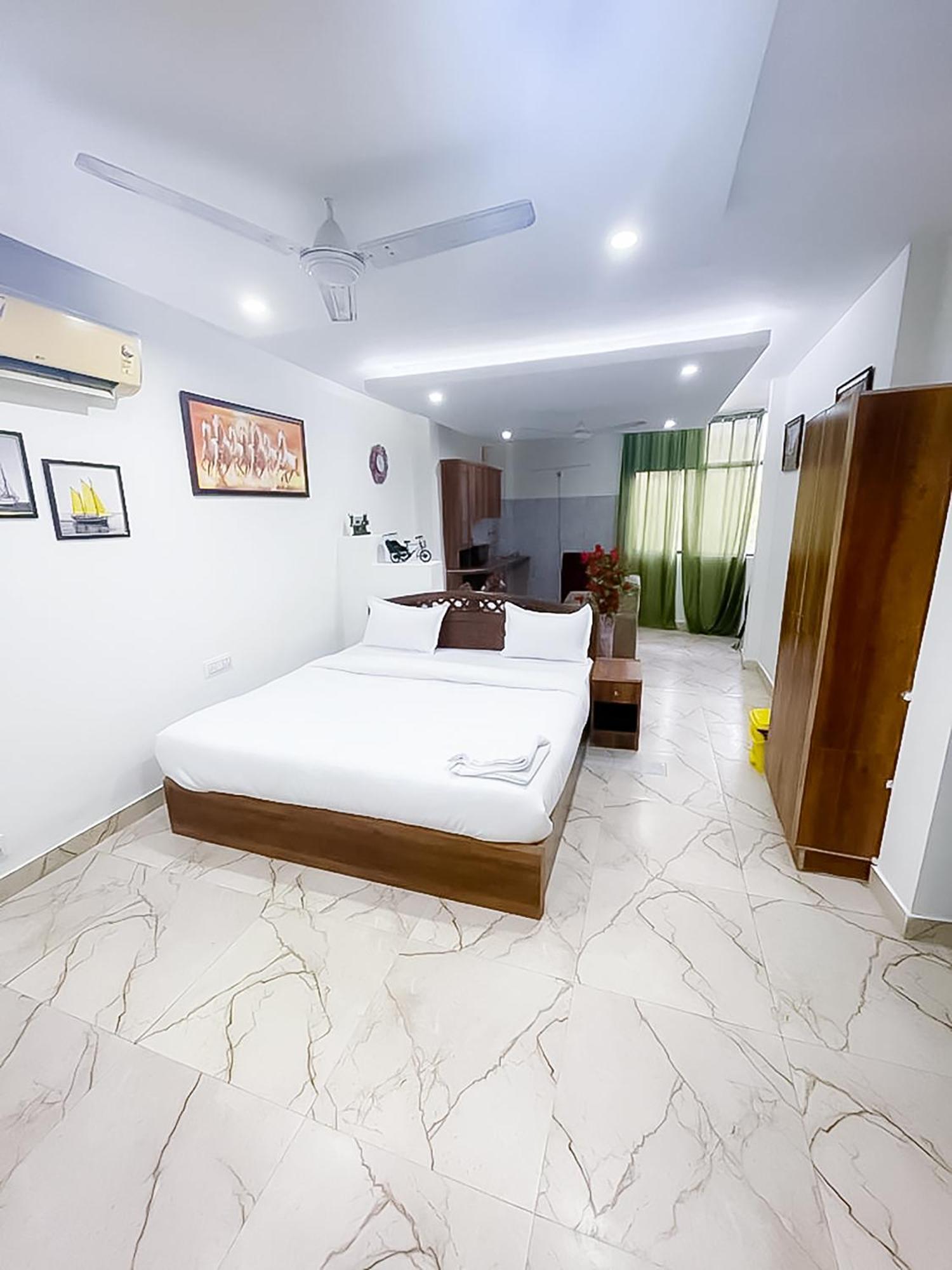 Lake View In Hauz Khas 3*