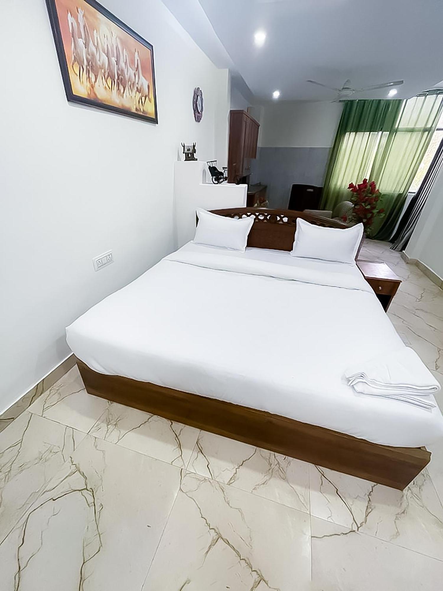 Hotel Lake View In Hauz Khas