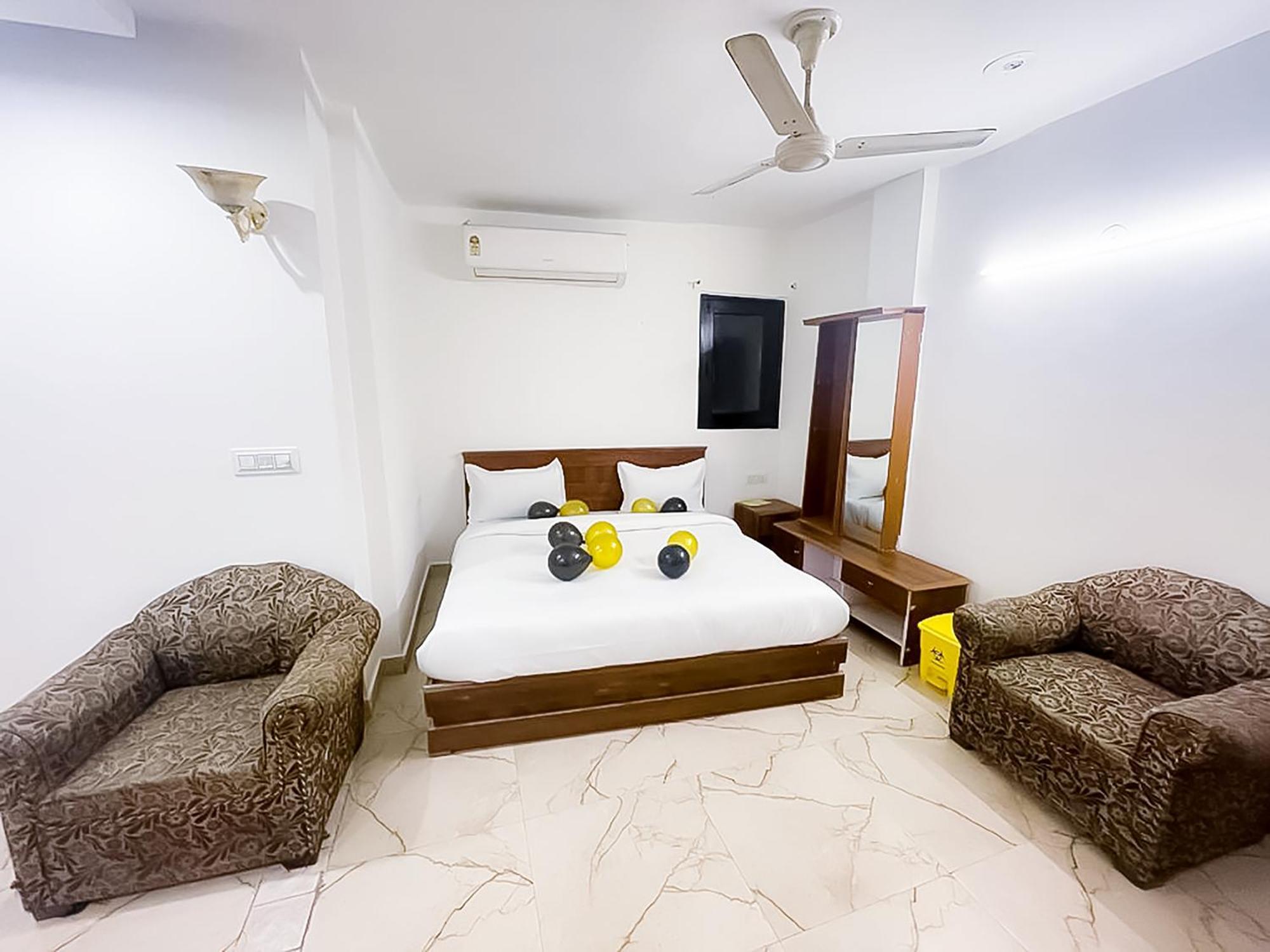 Lake View In Hauz Khas Hotel 3*
