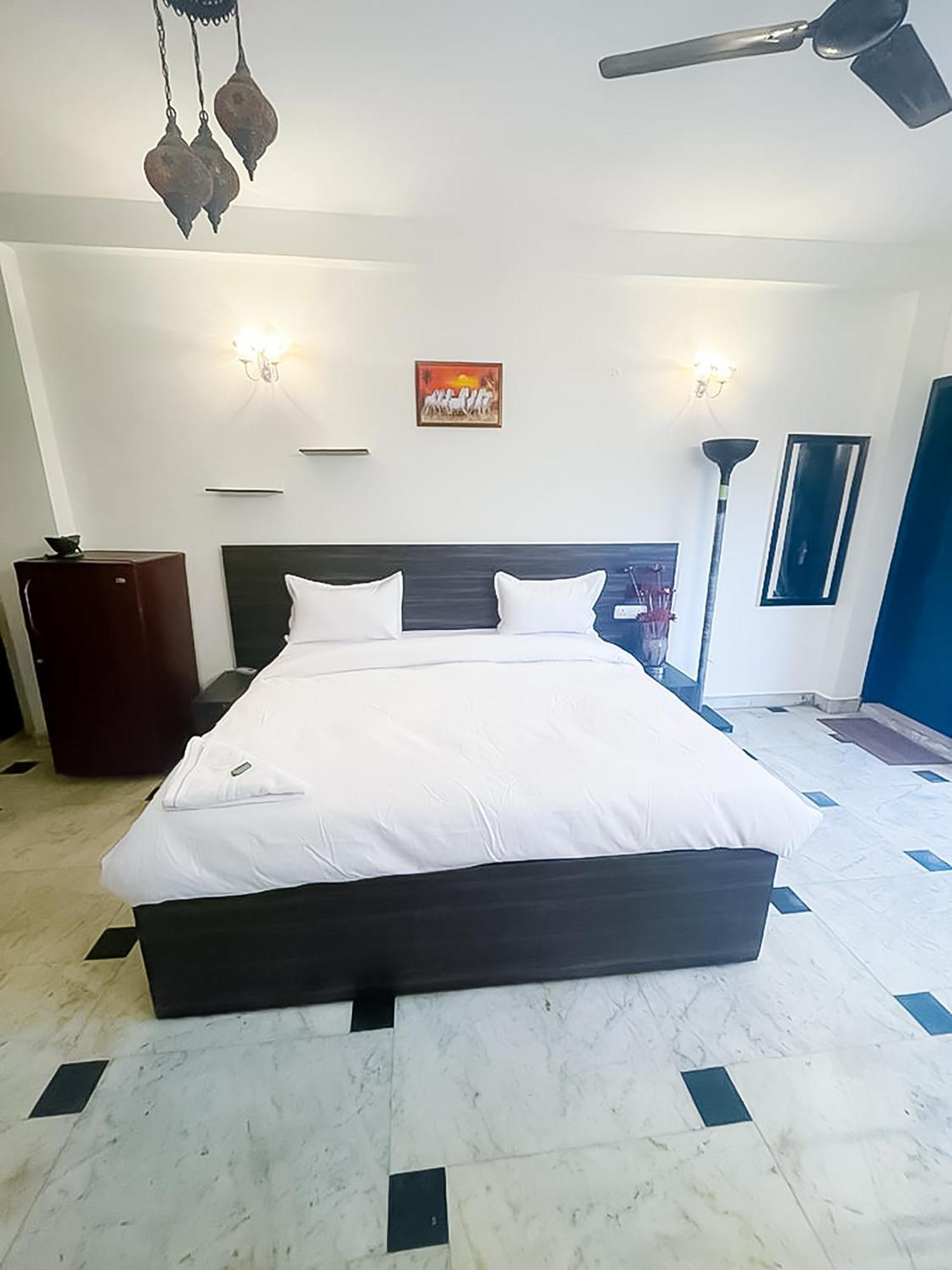 Lake View In Hauz Khas Hotel New Delhi