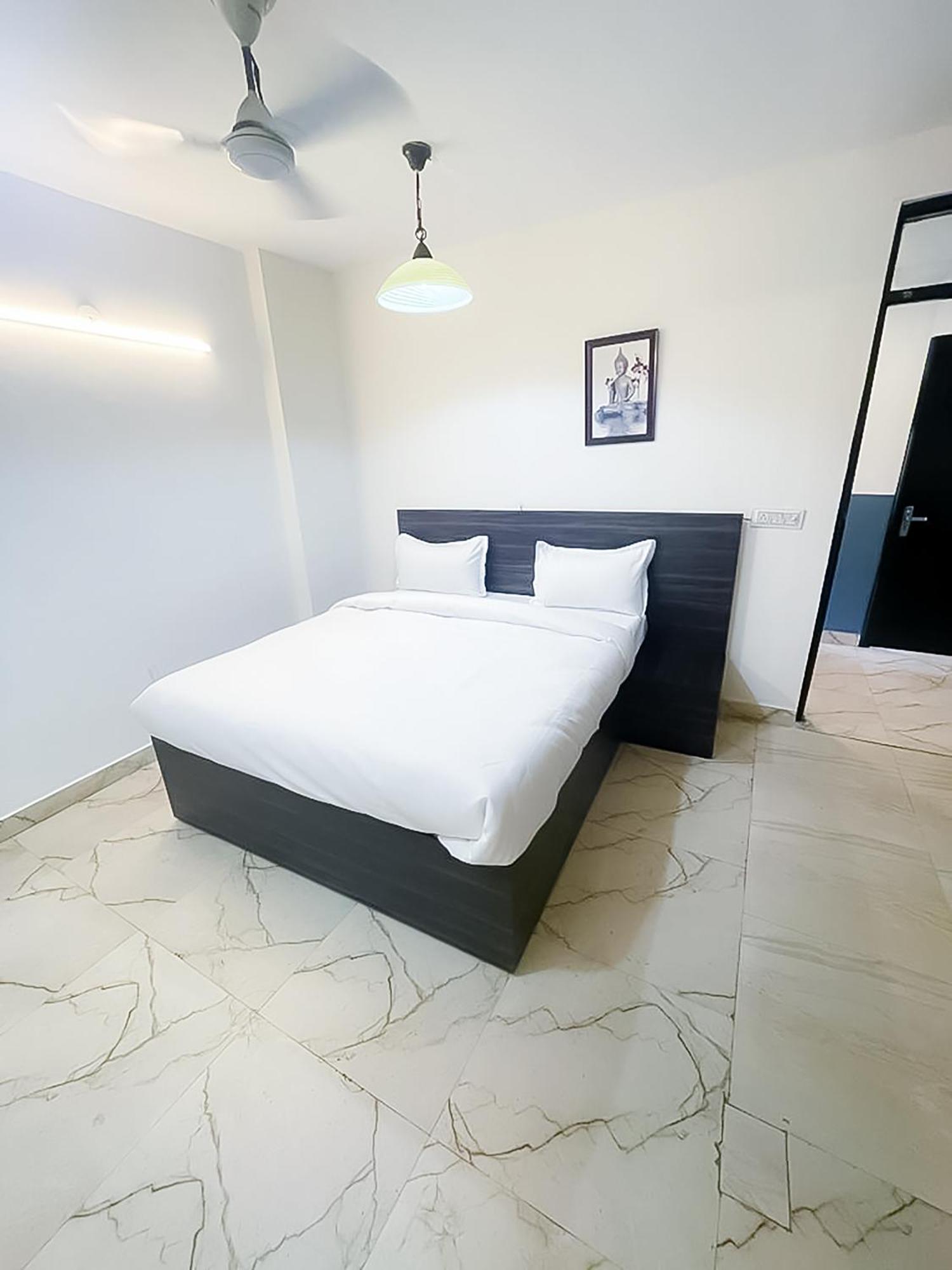 Hotel Lake View In Hauz Khas New Delhi